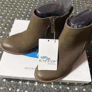 NIB Aqua College Waterproof Leather Bootie size 5.5